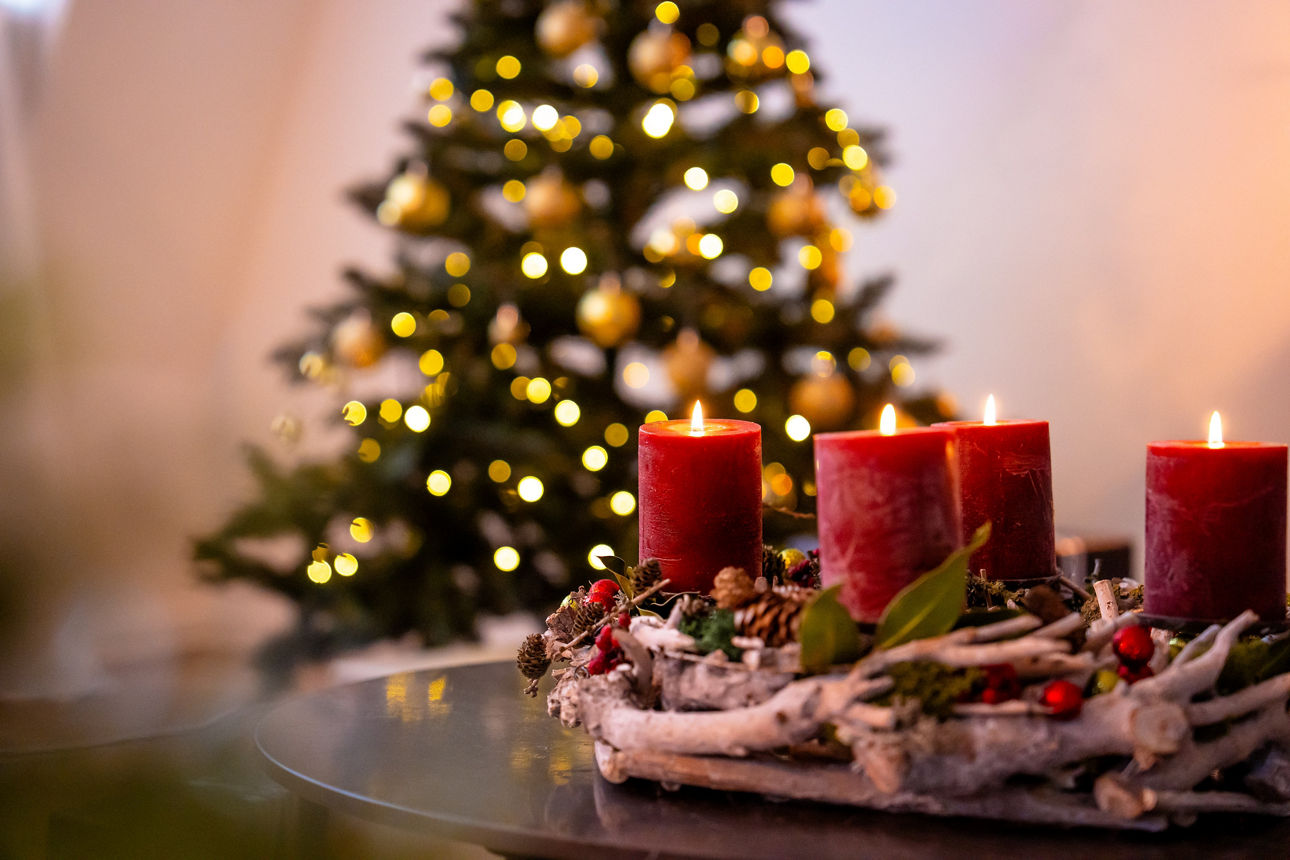 Adventskranz mit Weihnachtsbaum