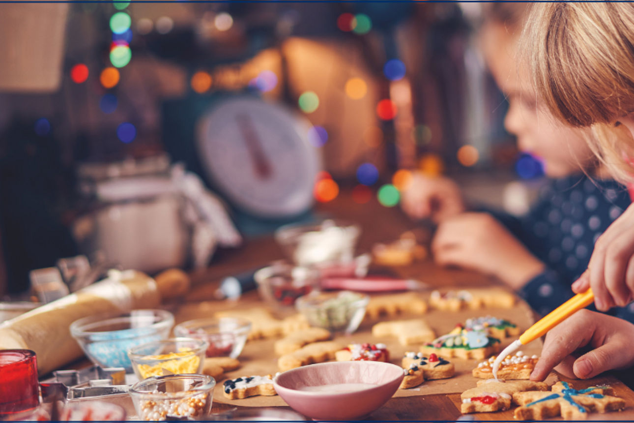Kinder backen gemeinsam Kekse zu Weihnachten