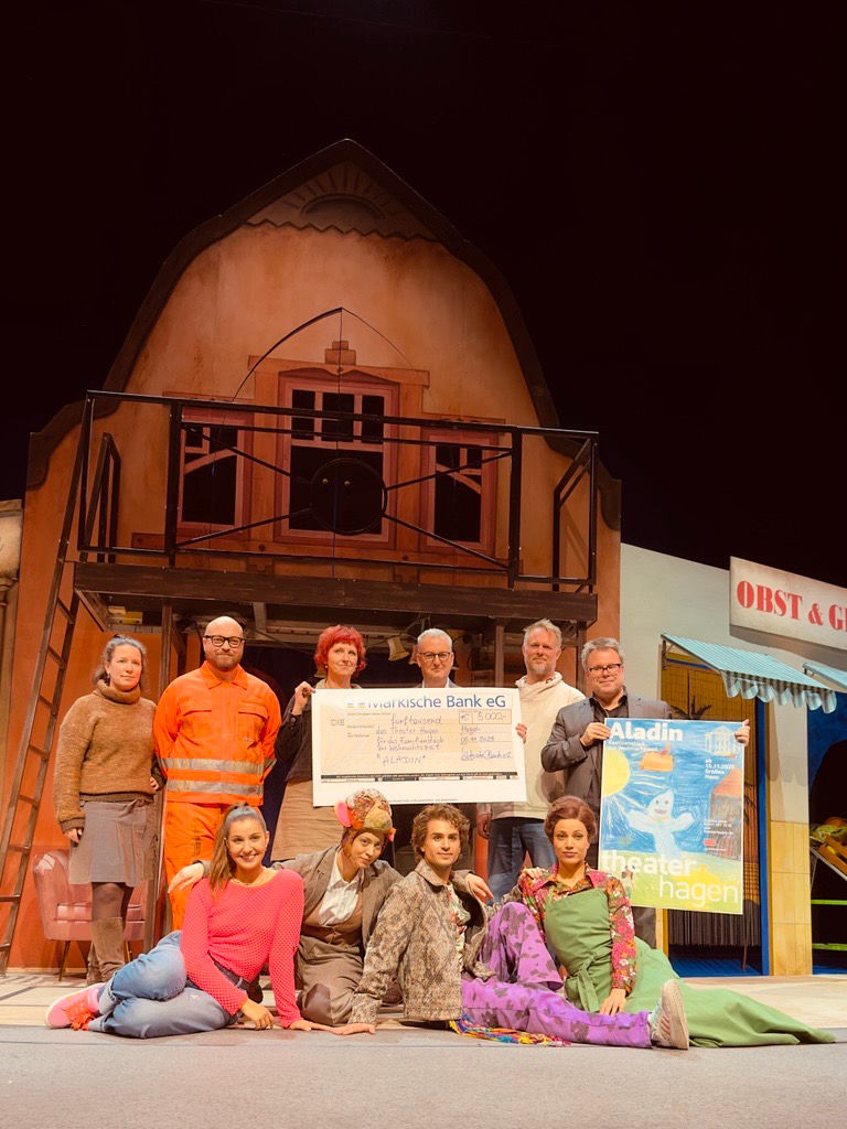 Spendenübergabe auf der Bühne des Stadttheater Hagen