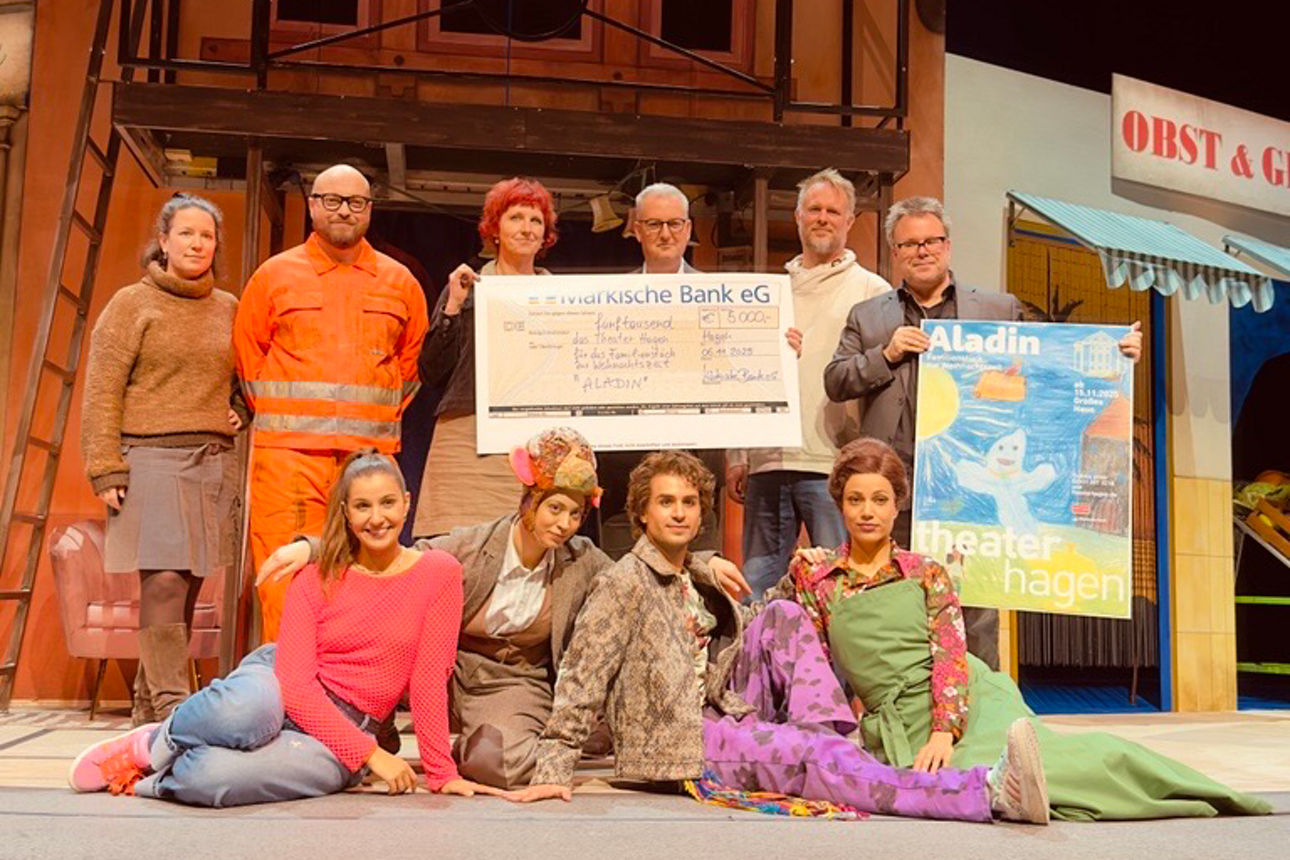 Spendenübergabe auf der Bühne des Stadttheater Hagen