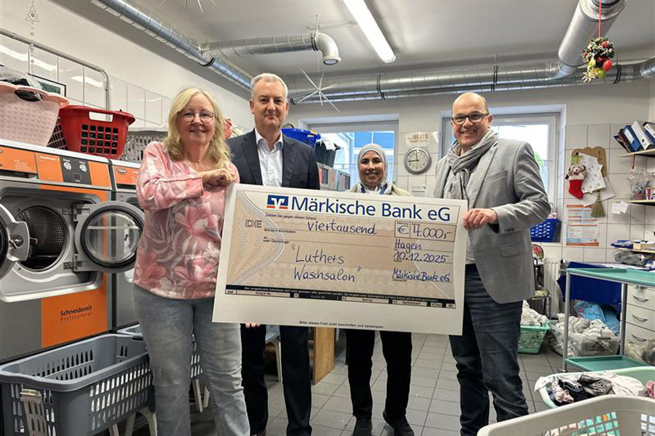  Einrichtungsleiterin I. Ladwig-Henning (links) und Pfarrer M. Börner (rechts) mit Vorstandssprecher Artur Merz (2.v.l.)