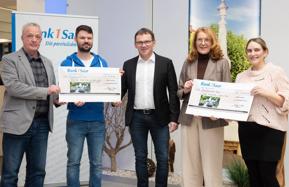 Männer und Frauen bei der Scheckübergabe an die Projektverantwortlichen