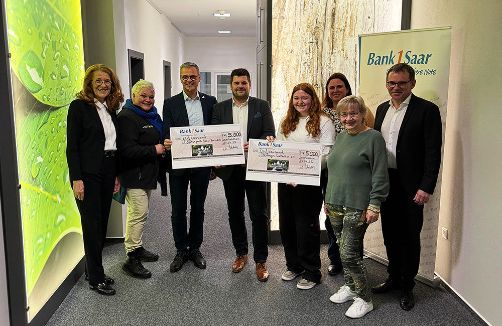 Männer und Frauen bei der Scheckübergabe an die Projektverantwortlichen