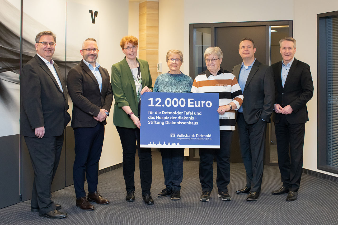 Spendenübergabe der Volksbank Detmold an die Detmolder Tafel und das Hospiz der diakonis - Stiftung Diakonissenhaus