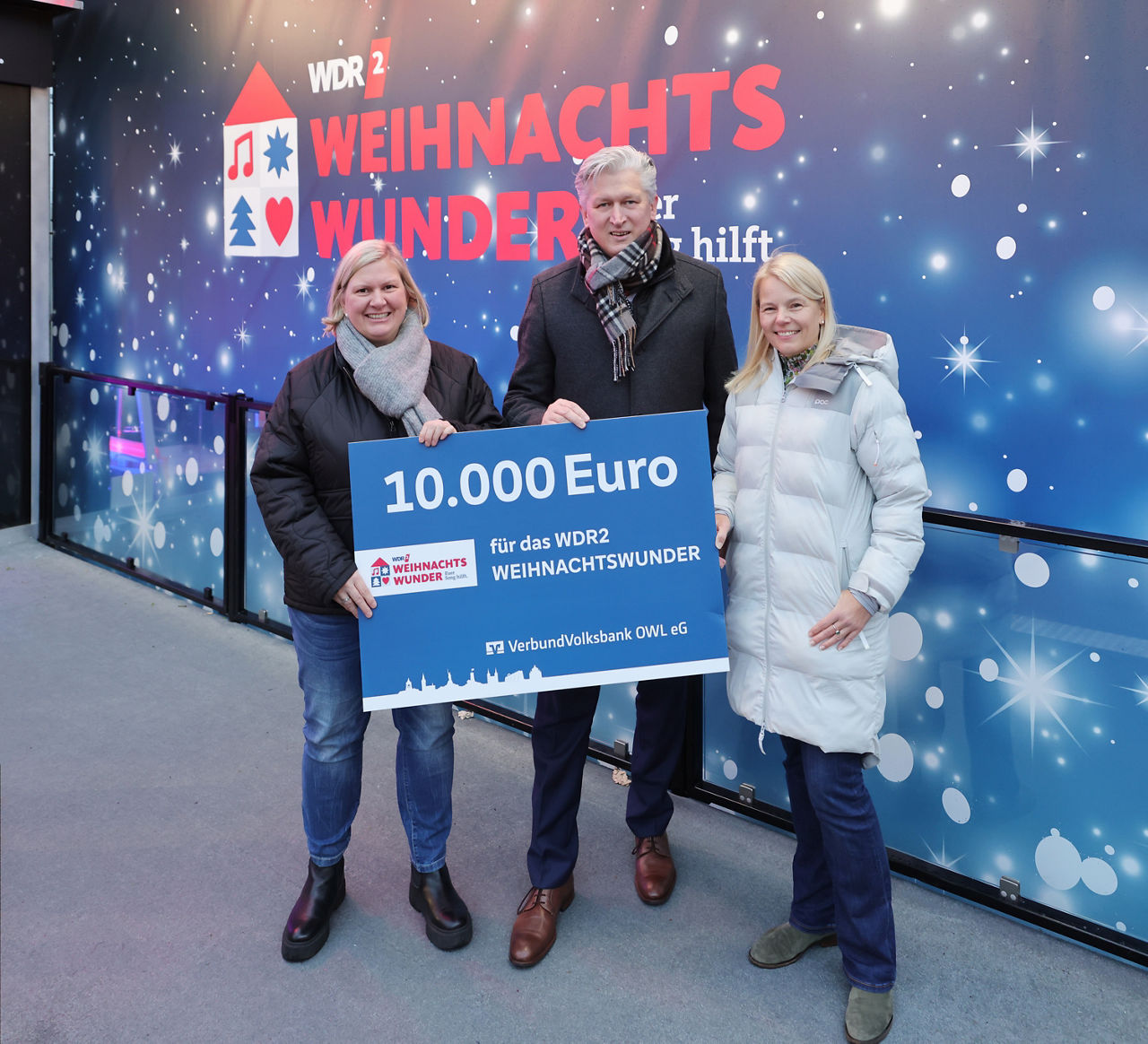 Spende der VerbundVolksbank OWL an das WDR2 Weihnachtswunder