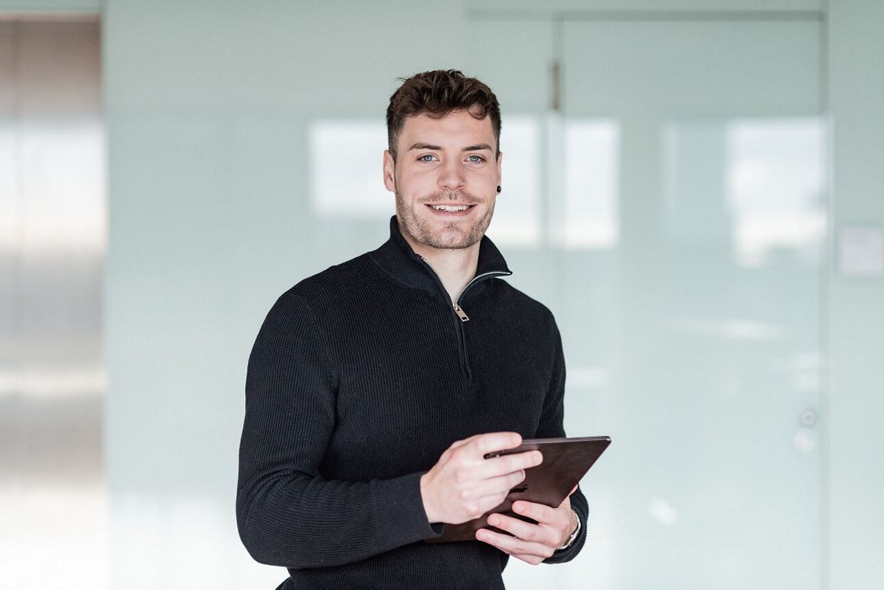 Anlageberater Marius Weimann mit iPad.