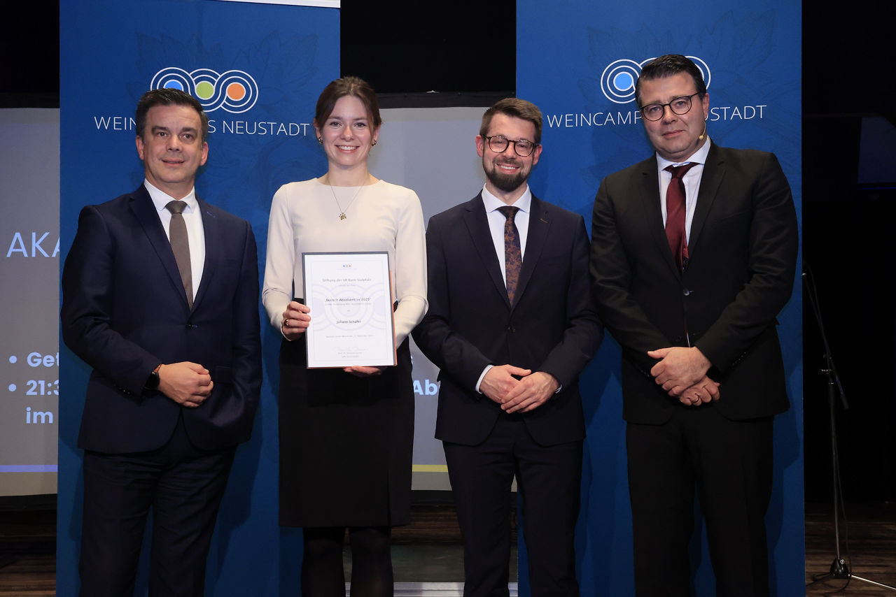 Drei Personen - eine Frau, zwei Männer - auf der Bühne