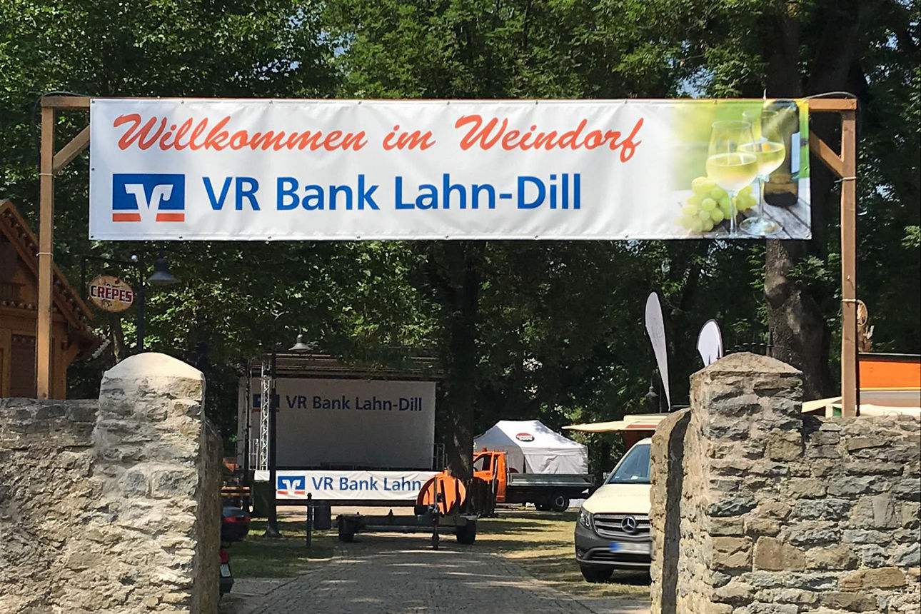 Spannbandwerbung VR Bank Lahn-Dill auf einem Weinfest in der Region.
