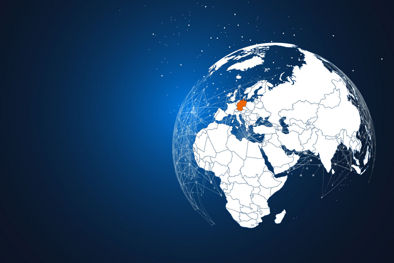 Erdkugel auf blauem Hintergrund mit Markierung Deutschland