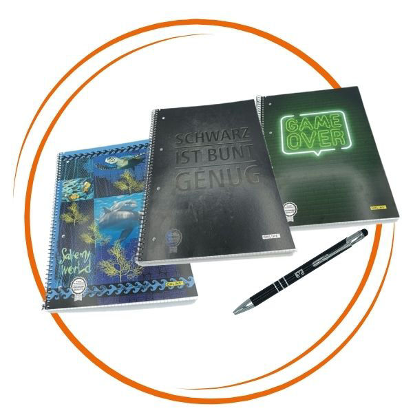 Drei Collegeblöke und ein Touchpen-Kugelschreiber