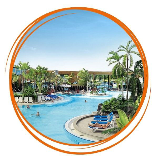 Poollandschaft mit Palmen