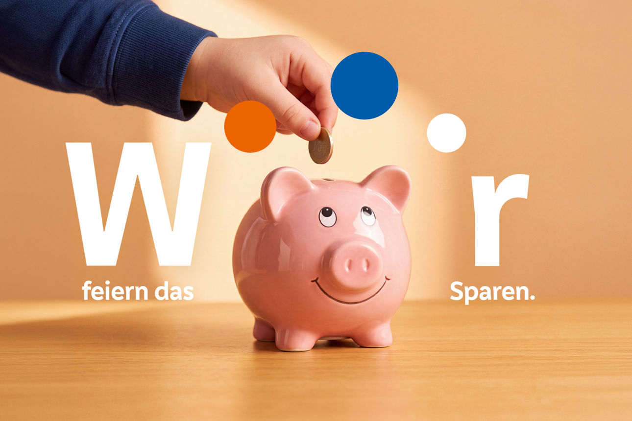 Sparschwein in das eine Münze geworfen wird und der Wir-Slogan