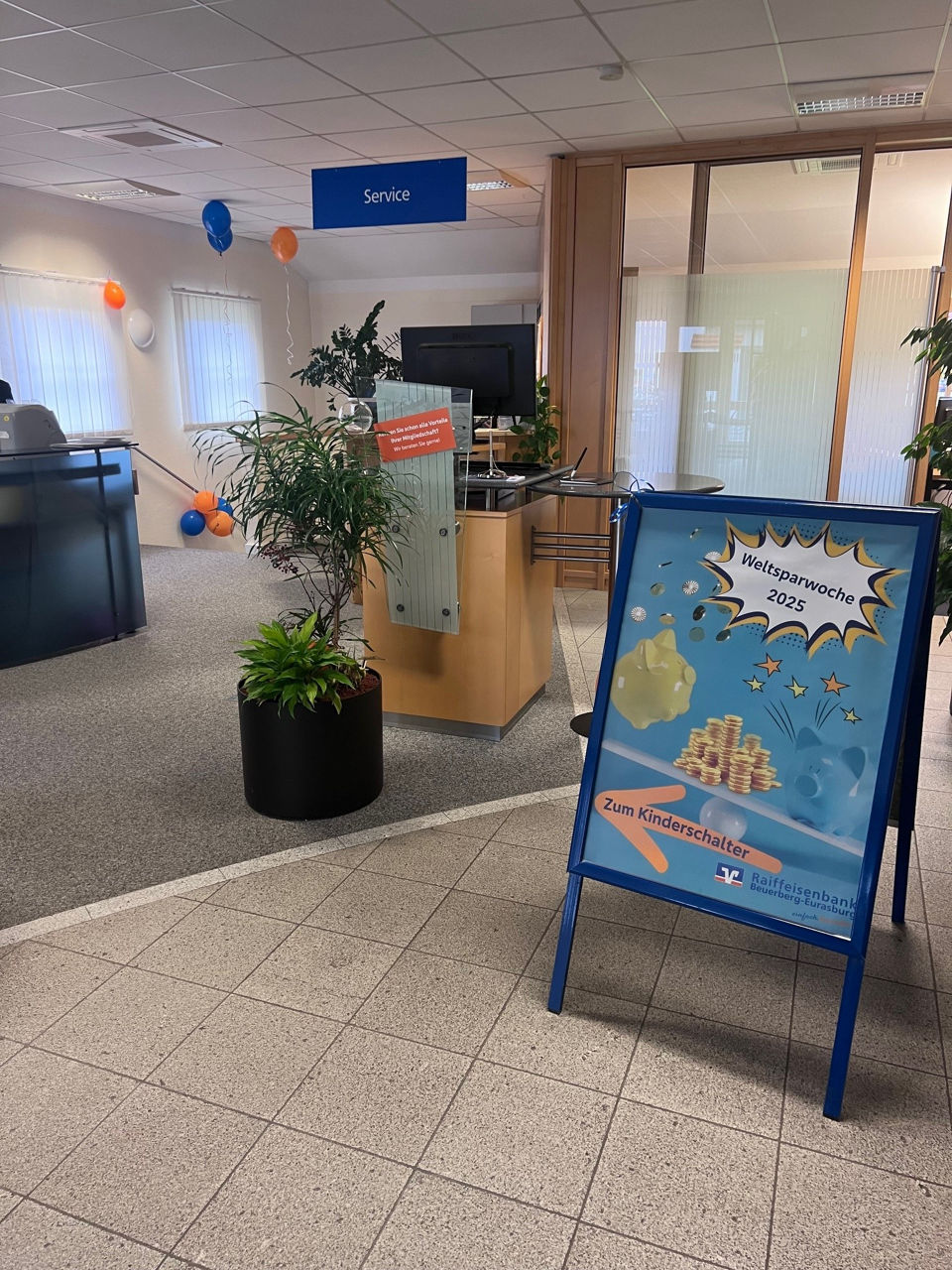 Eine vorbereitete Schalterhalle für die Weltsparwoche 2025.