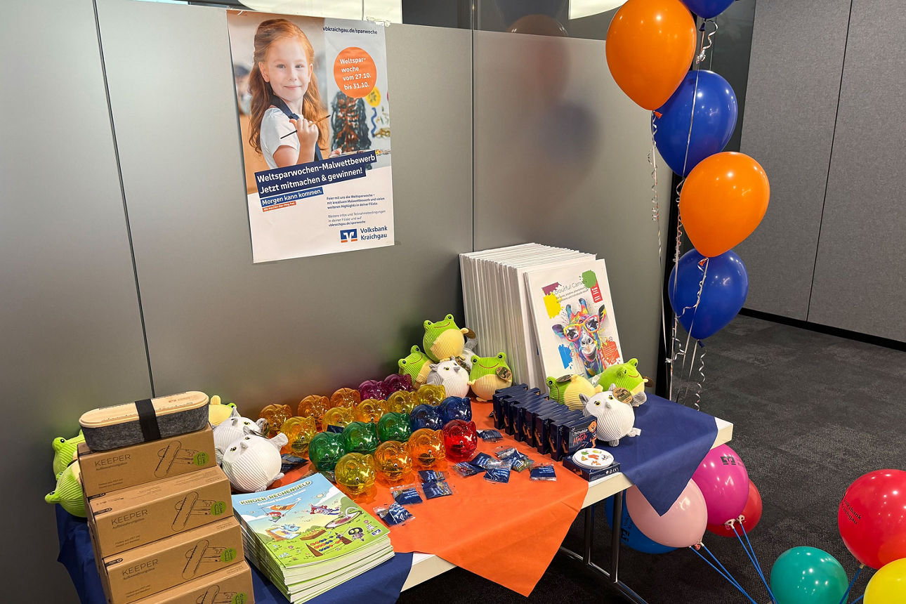 Eine Filiale ist zur Weltsparwoche mit Ballons geschmückt.