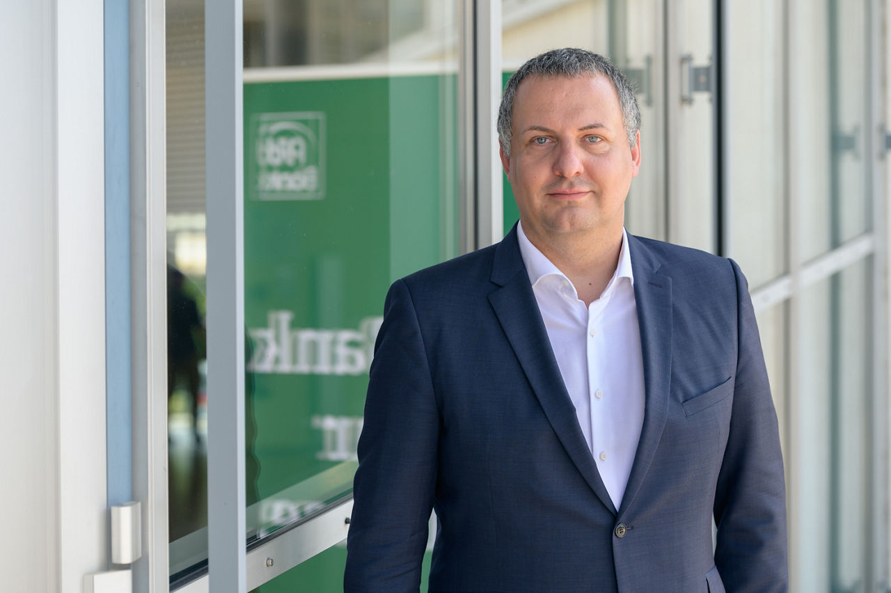 Herr Tilo Welz, Mitglied des Aufsichtsrats, ist auf dem Bild zu sehen. Er lächelt und schaut in die Kamera. 