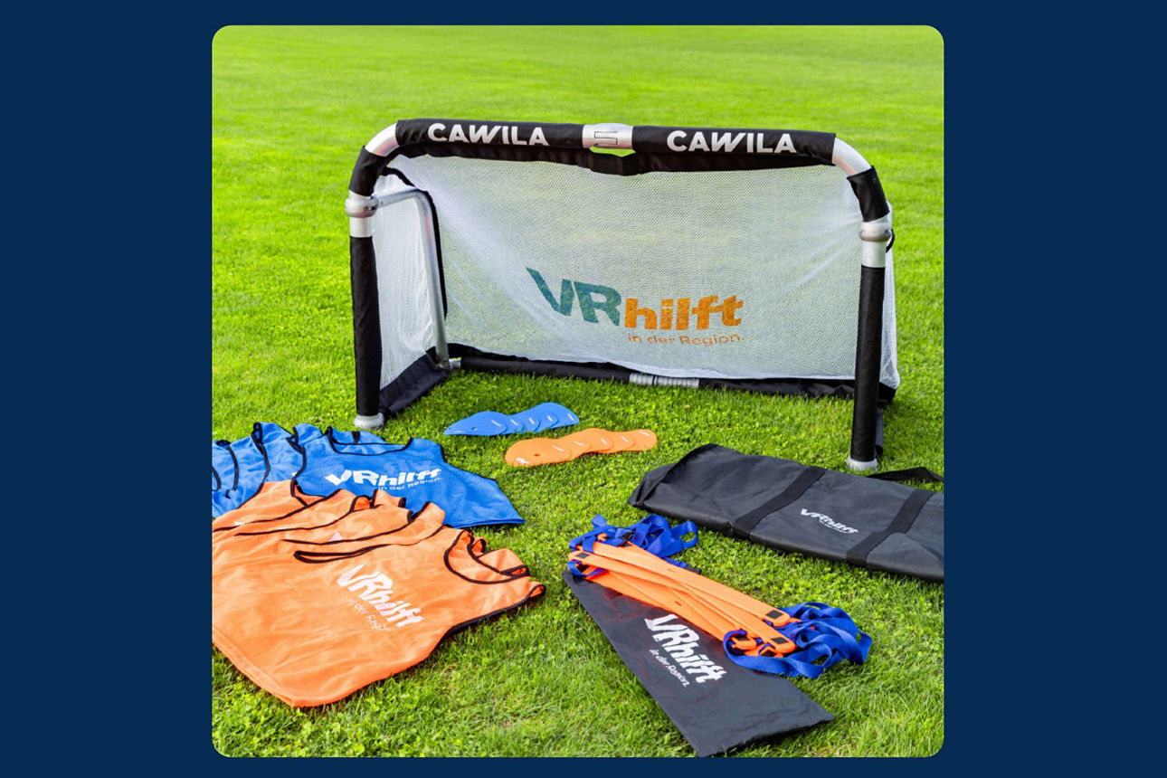 Fußballequipment das im Funino Torset enthalten ist im Vordergrund Leibchen und Fähnchen im Hintergrund Klapptor 