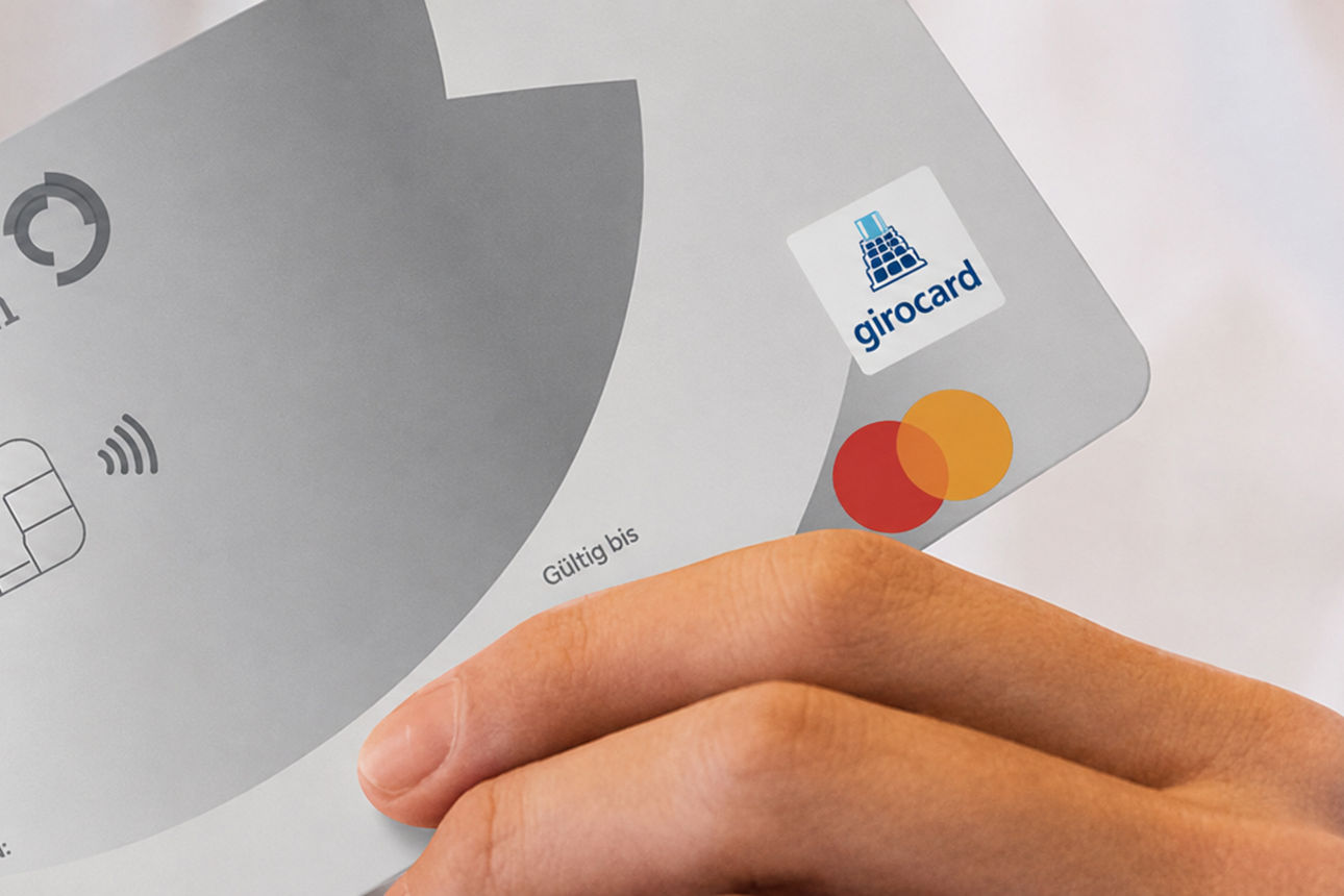Eine Hand mit der girocard der Bankhaus Wehrhand 