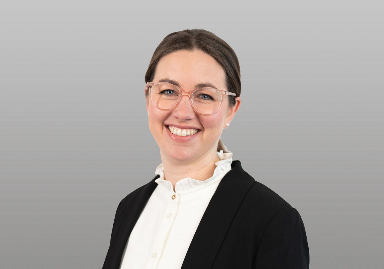 Vertriebsreferetin Simone Wernien vor grauem Hintergrund