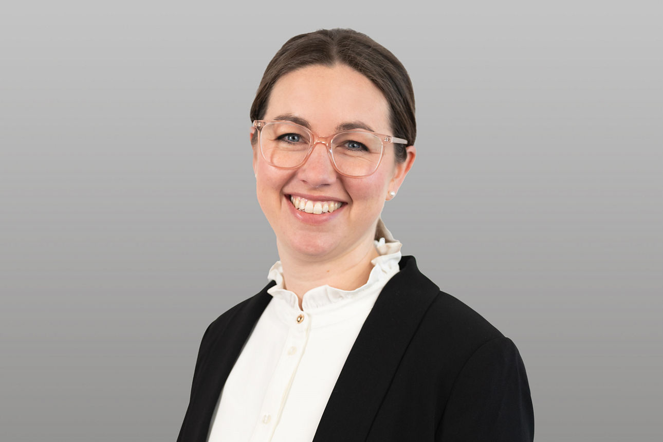 Vertriebsreferetin Simone Wernien vor grauem Hintergrund Vertriebsreferetin Simone Wernien vor grauem Hintergrund