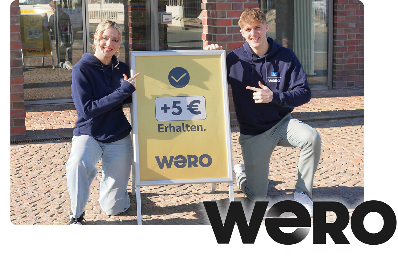 Frau und Mann neben einem Schild mit der Aufschrift Wero