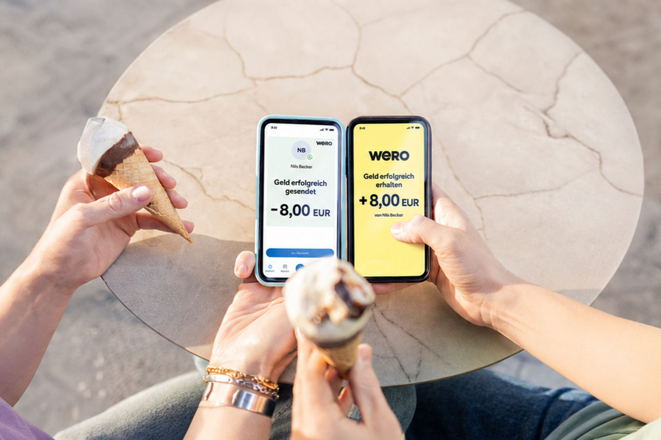 Paar mit Eis haben Smartphones in der Hand und schicken Geld