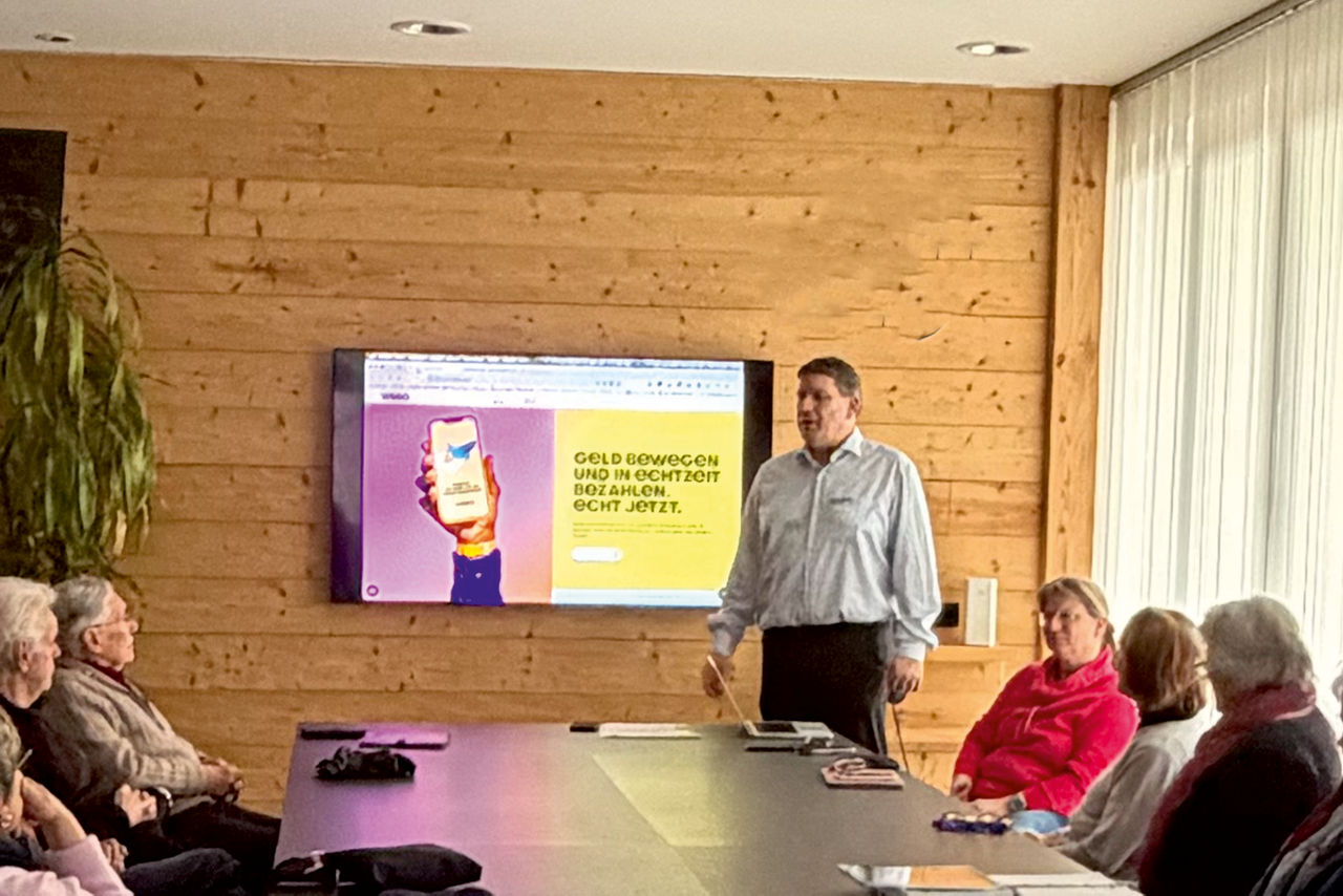 Herr Grasberger hält einen Vortrag zum Thema Wero