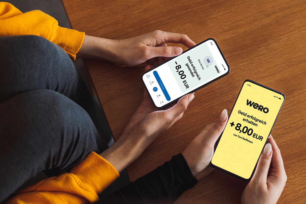 zwei Hände mit Smartphone in der Hand