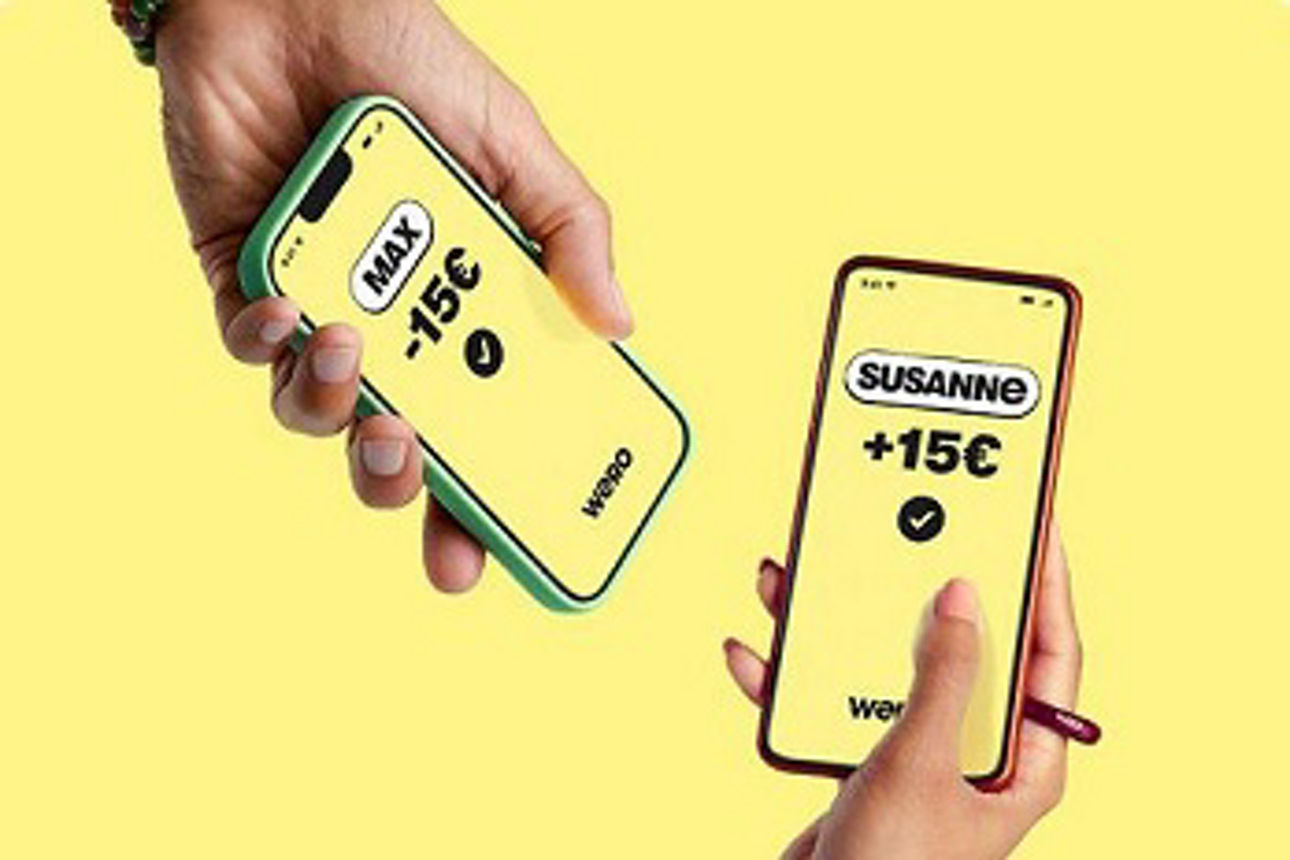 2 Hände mit Smartphones, auf der Anzeige sind Transaktionen mit Wero zu sehen.