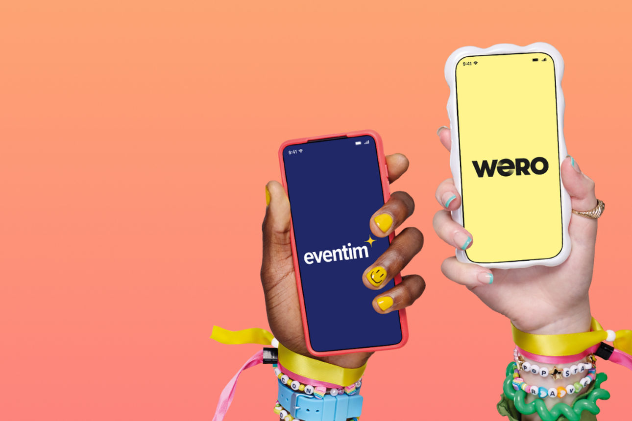 Zwei Personen halten ein Handy in der Hand, auf einem steht "wero", auf dem anderen "eventim"