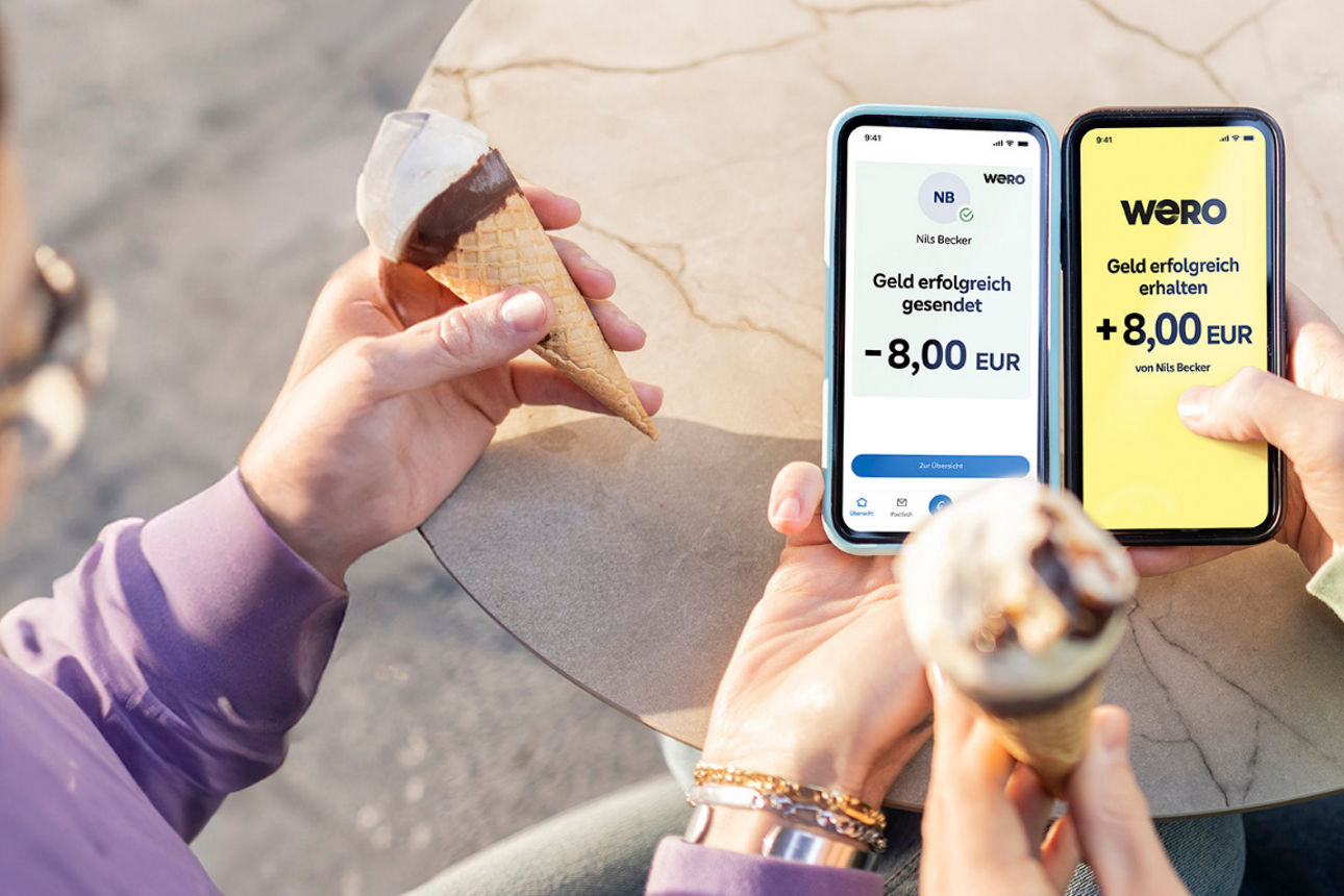 Zwei Menschen halten ein Eis und ein Handy in der Hand