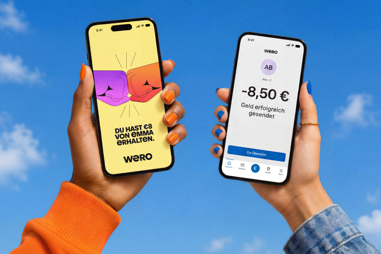Zwei Personen halten Handys in der Hand und senden Geld mit Wero.