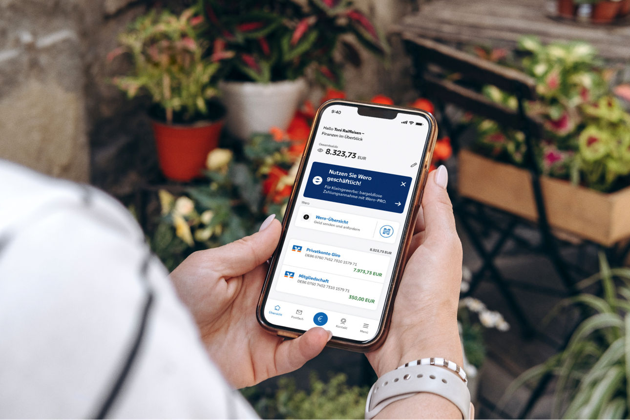 Ein Smartphone mit einer Banking App in Frauen Händen