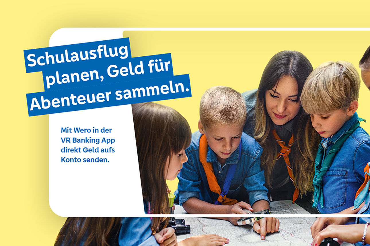 Bild zeigt eine Erzieherin, die mit ihren vier Schülern einen Ausflug plant.