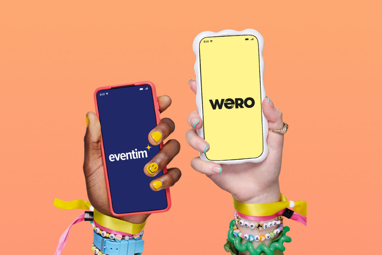 Zwei Hände zeigen jeweils ein Handy in die Luft. Darauf sind zwei Grafiken von Eventim und Wero zu sehen. 