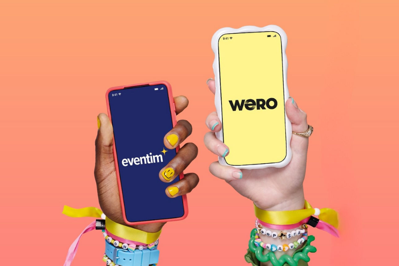 Zwei Hände zeigen jeweils ein Smartphone in die Luft. Darauf sind zwei Grafiken von Eventim und Wero zu sehen. 