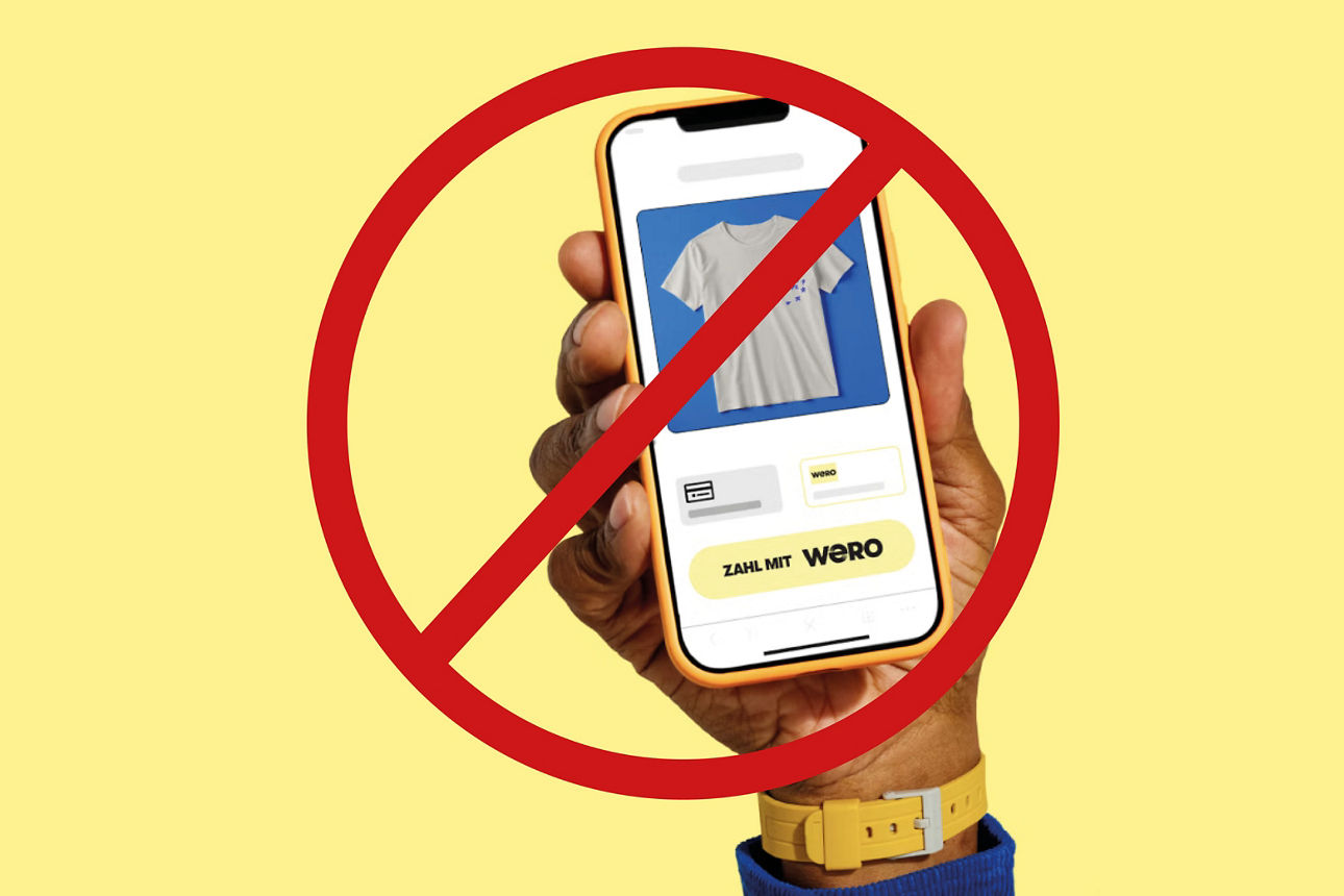 Eine Hand hält ein Smartphone hoch, auf dessen Screen sieht man Online-Shopping mit Wero