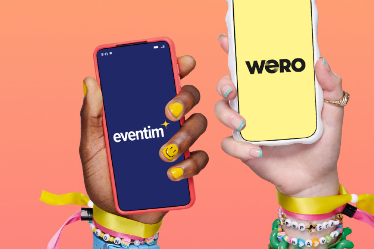 Zwei Hände mit Smartphone in der Hand. Auf dem einen Smartphone zeigt der Bildschirm eventim und auf dem anderen Wero.