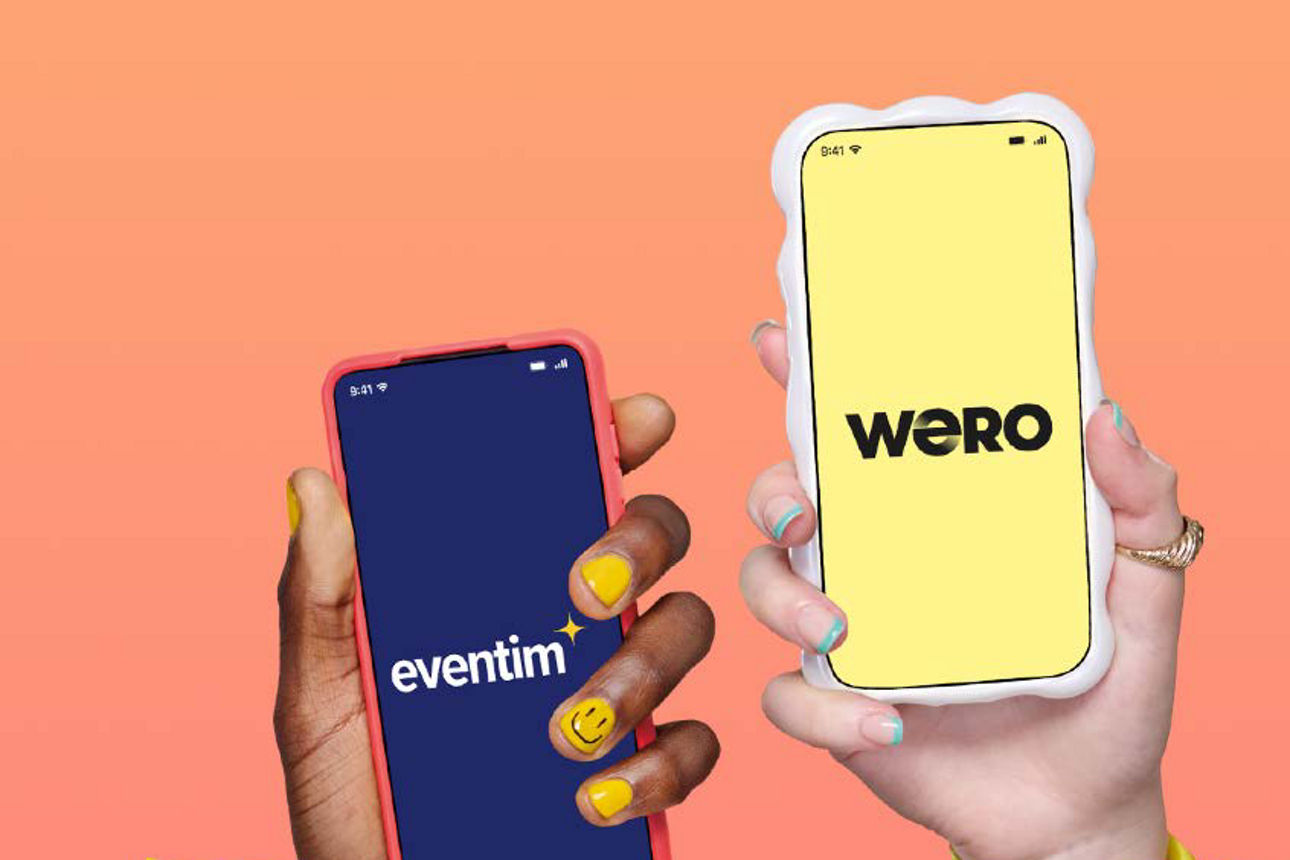 Zwei Hände halten jeweils ein Smartphone - rechts das wero-Logo gelber Hintergrund, links das eventim-Logo blauer Hintergrund
