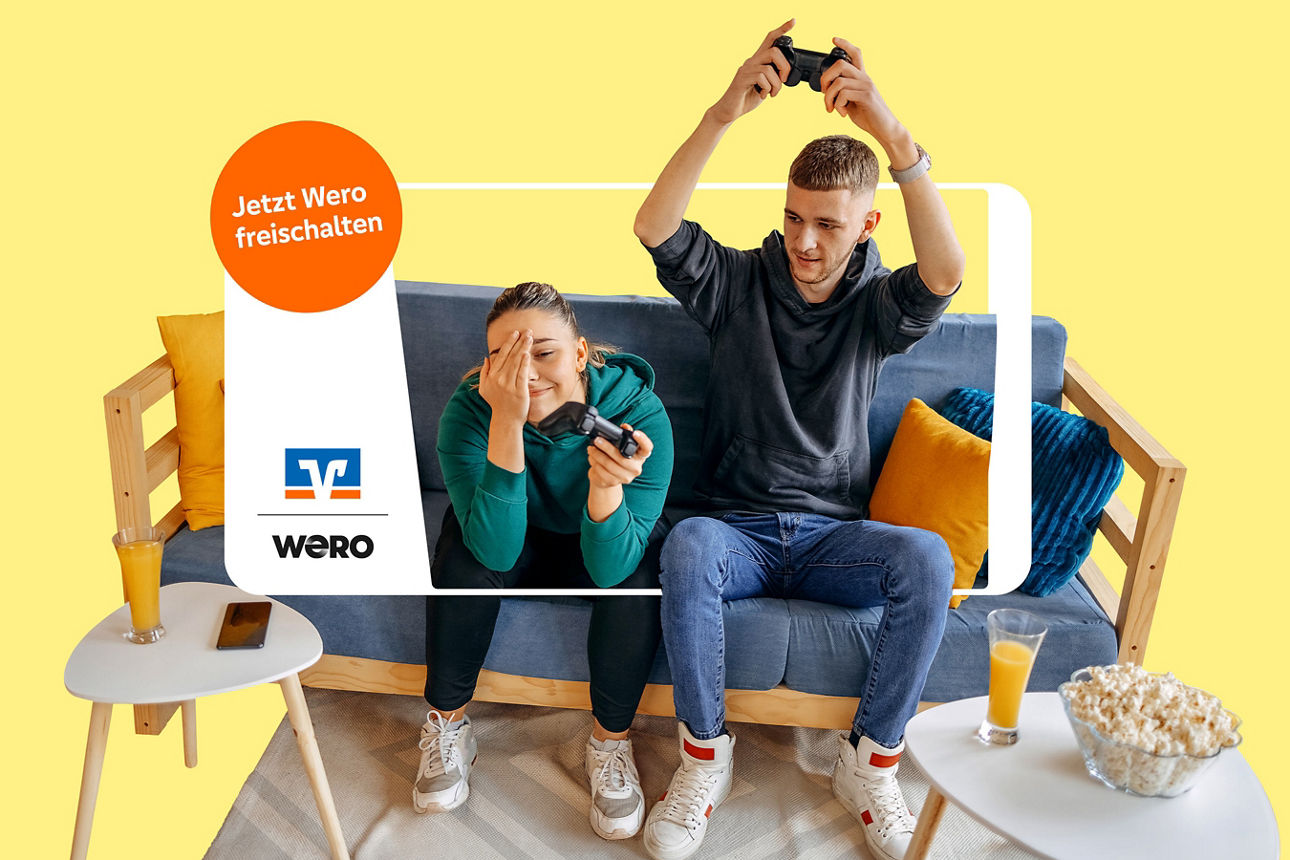 Zwei Jugendliche, schätzungsweise 16-18 Jahre, eine weiblich, einer männlich sitzen auf einer Couch und haben beide Gaming-Controler in der Hand. Die weibliche Person hat augenscheinlich verloren, da sie die Hand vor das Gesicht hält und der männliche Part die Hände in die Höhe gerissen hat. In dem Störer im Bild steht der Text "Jetzt Wero freischalten".