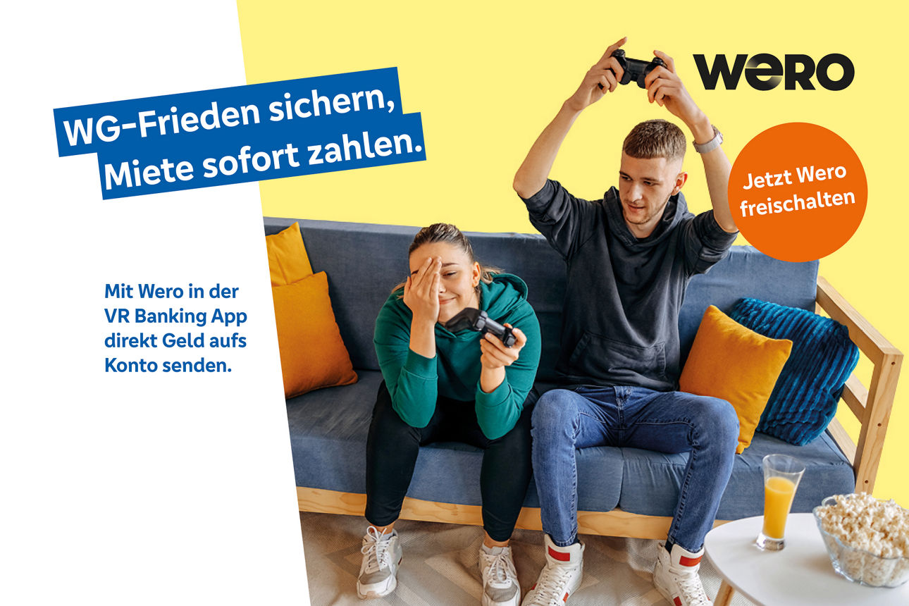 Junge Leute auf dem Sofa spielen Computerspiele