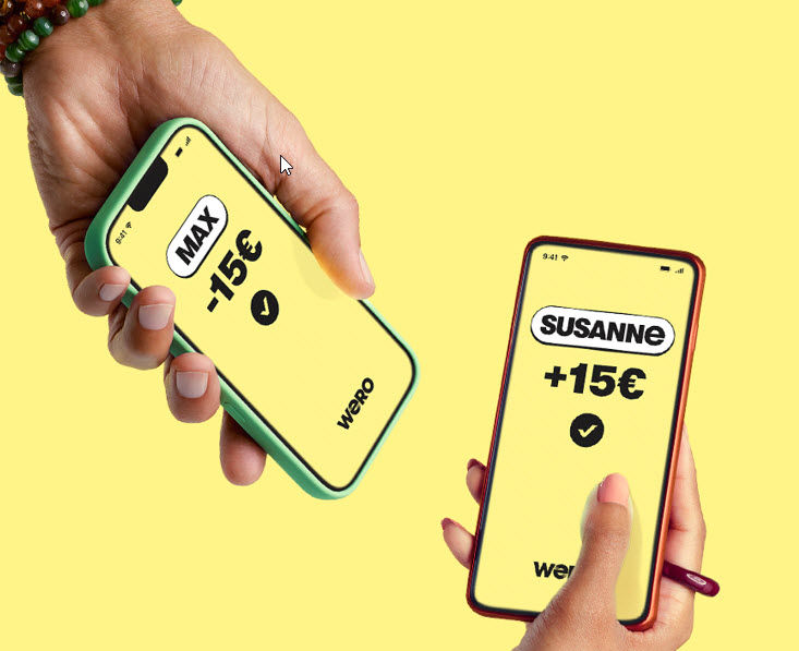 Zwei Hände halten je ein Smartphone