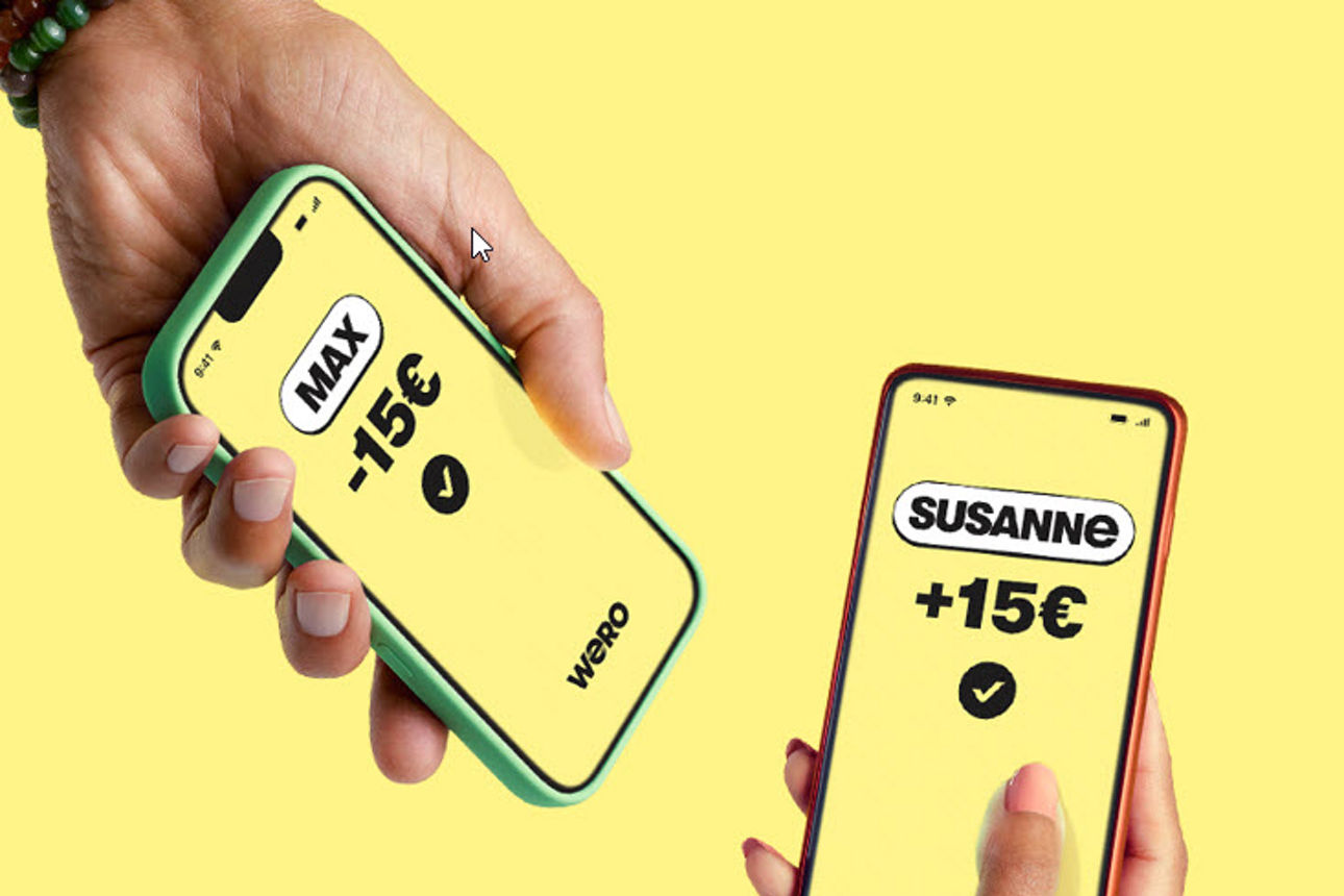 Zwei Hände, die jeweils ein Smartphone halten; darauf ist Wero geöffnet