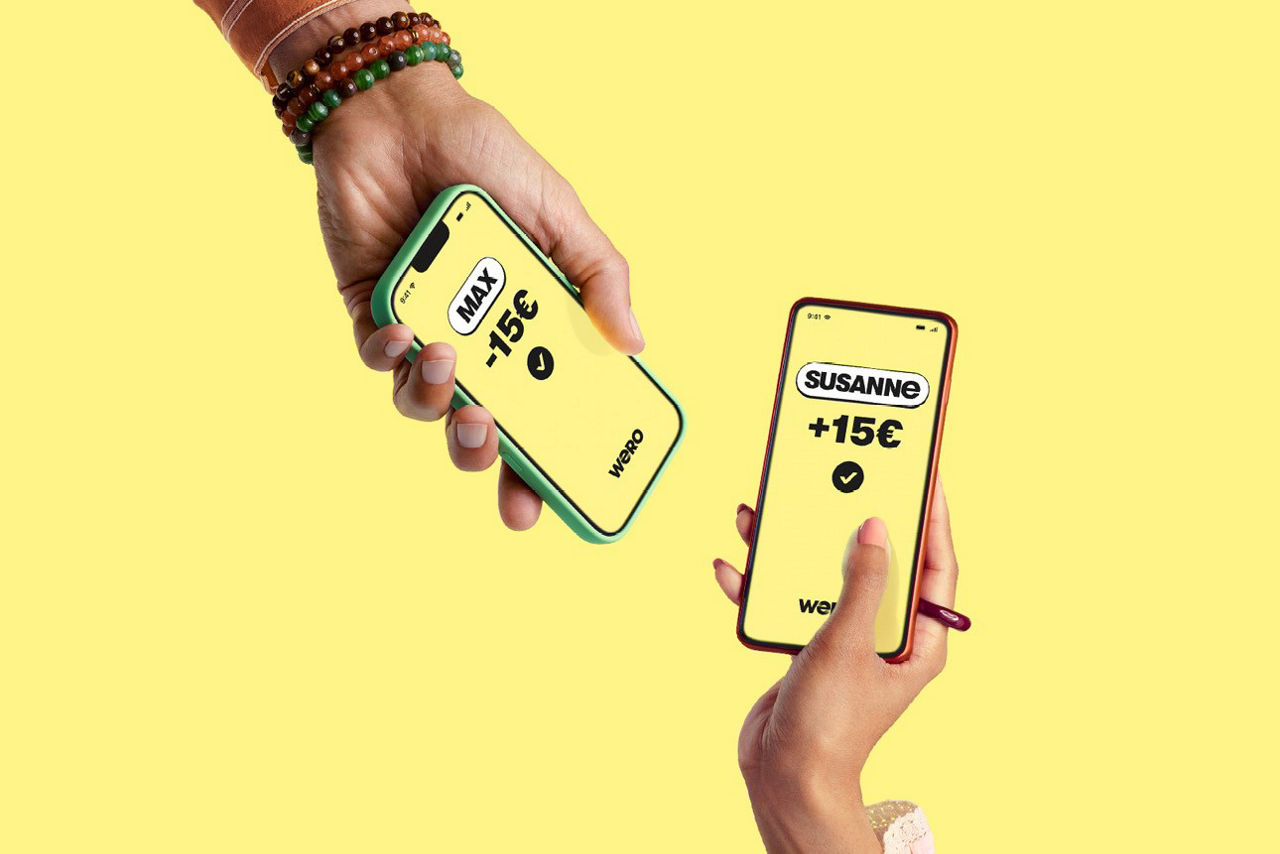 Hand hält Smartphone mit Screen 