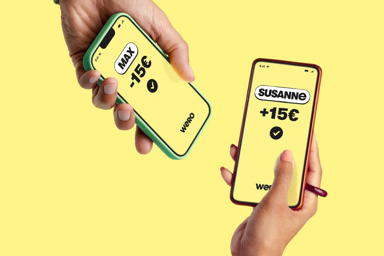 Smartphones mit Wero-Display vor gelbem Hintergund