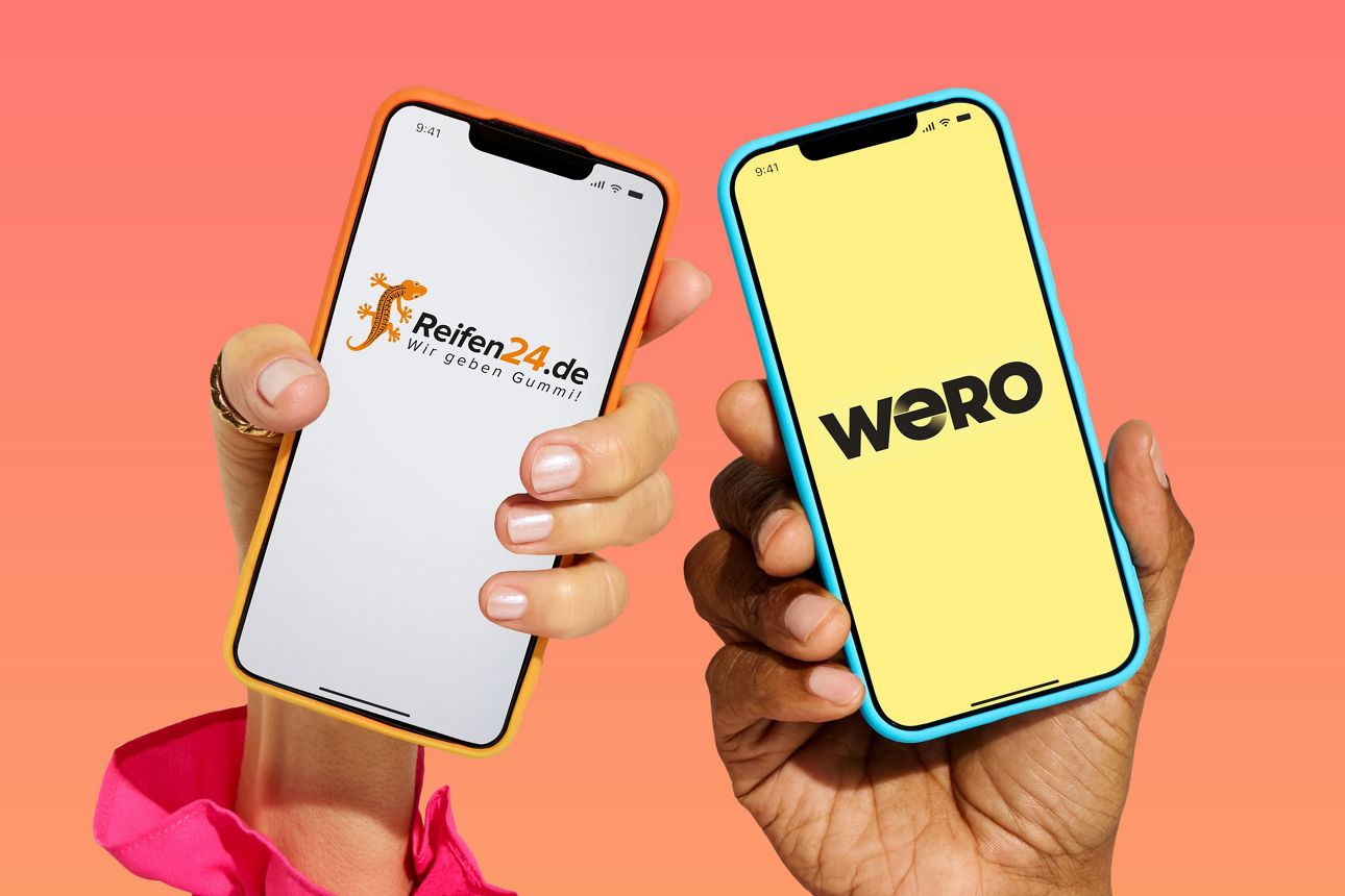 Zwei Hände halten Smartphones mit den Logos von Wero und Reifen24 in die Luft