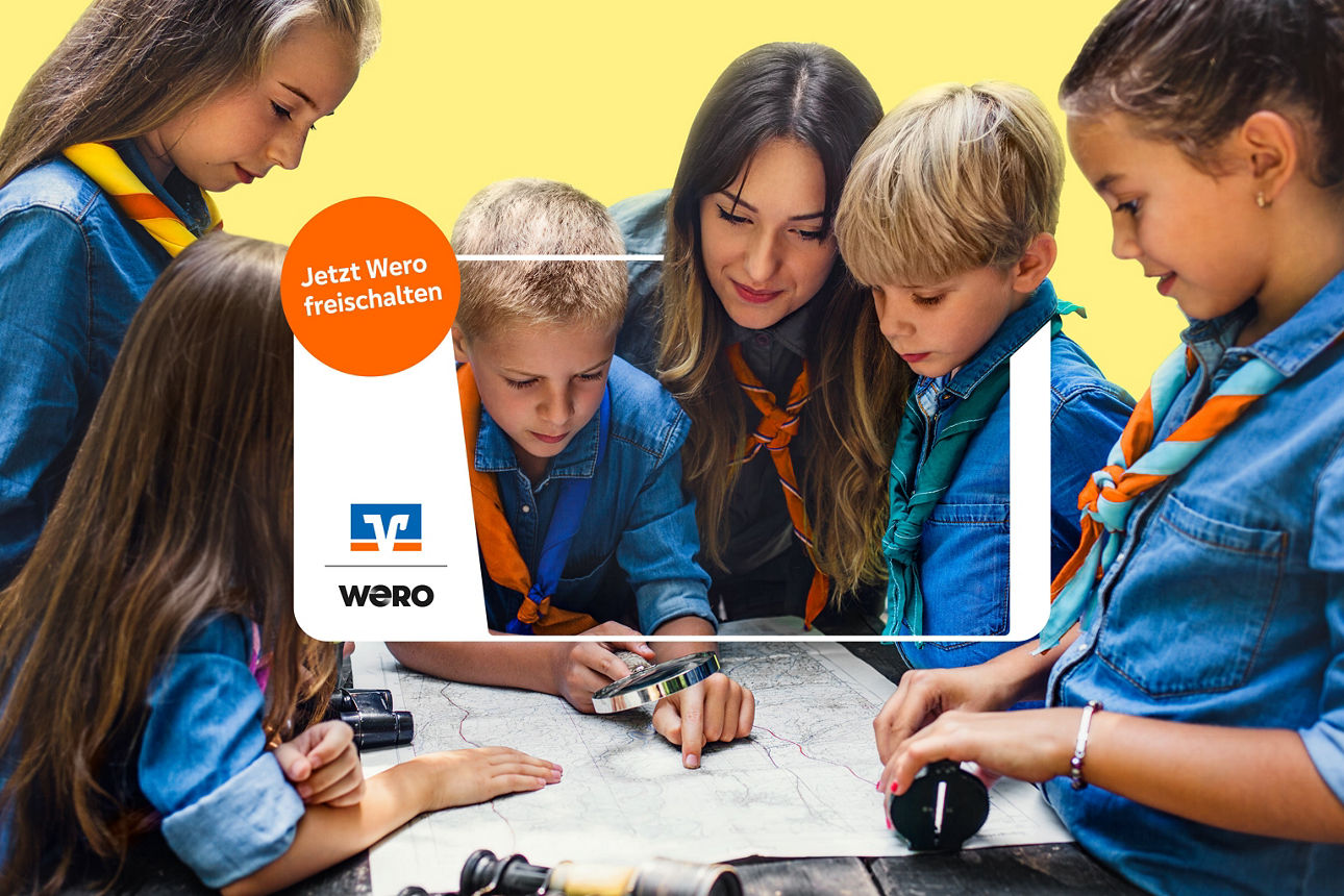 Pfadfindergruppe um Gebietskarte vor gelben Hintergrund