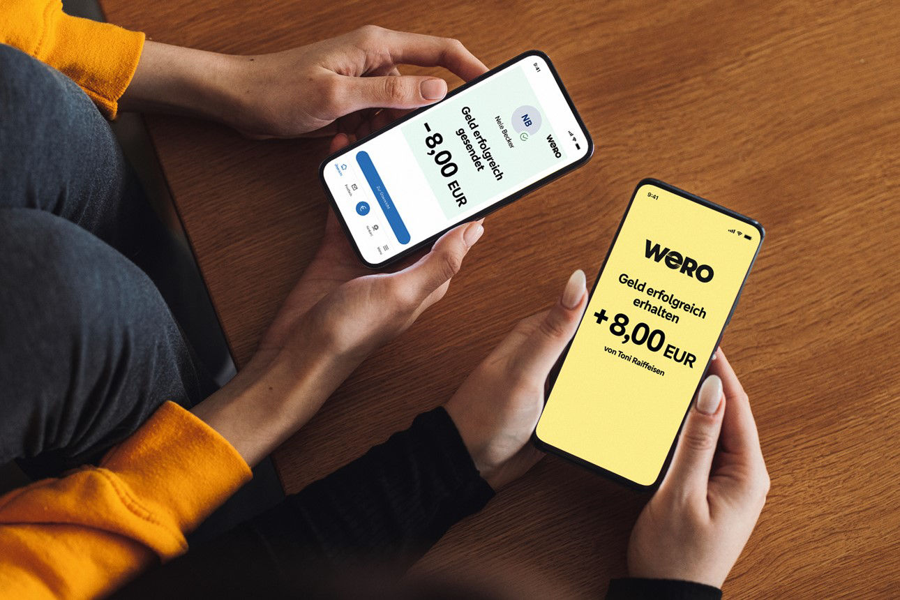 Zwei Smartphones mit Wero-Screen