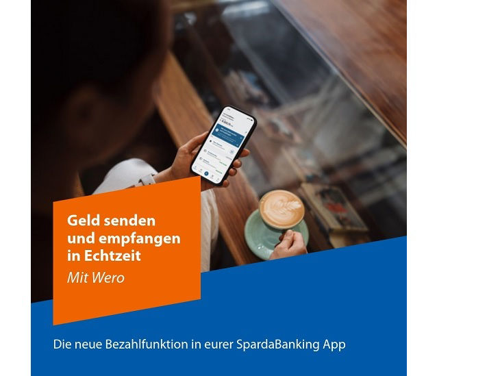 Eine Person sitzt in einem Café und schaut auf ihr Mobile-Banking mi dem Handy