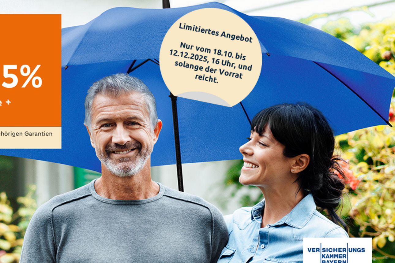 Paar unter blauem Regenschirm