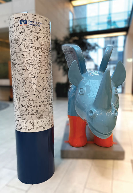 Papier Litfaßsäule mit dem Dortmunder Naßhorn daneben